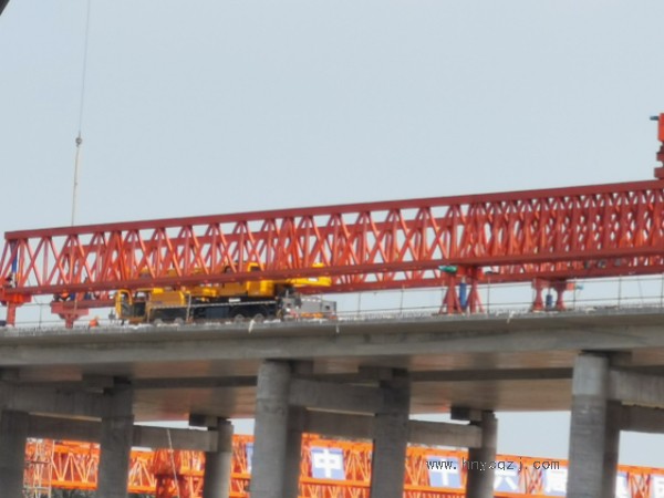 50噸架橋機施工時，如何進行施工現(xiàn)場的布置和管理？